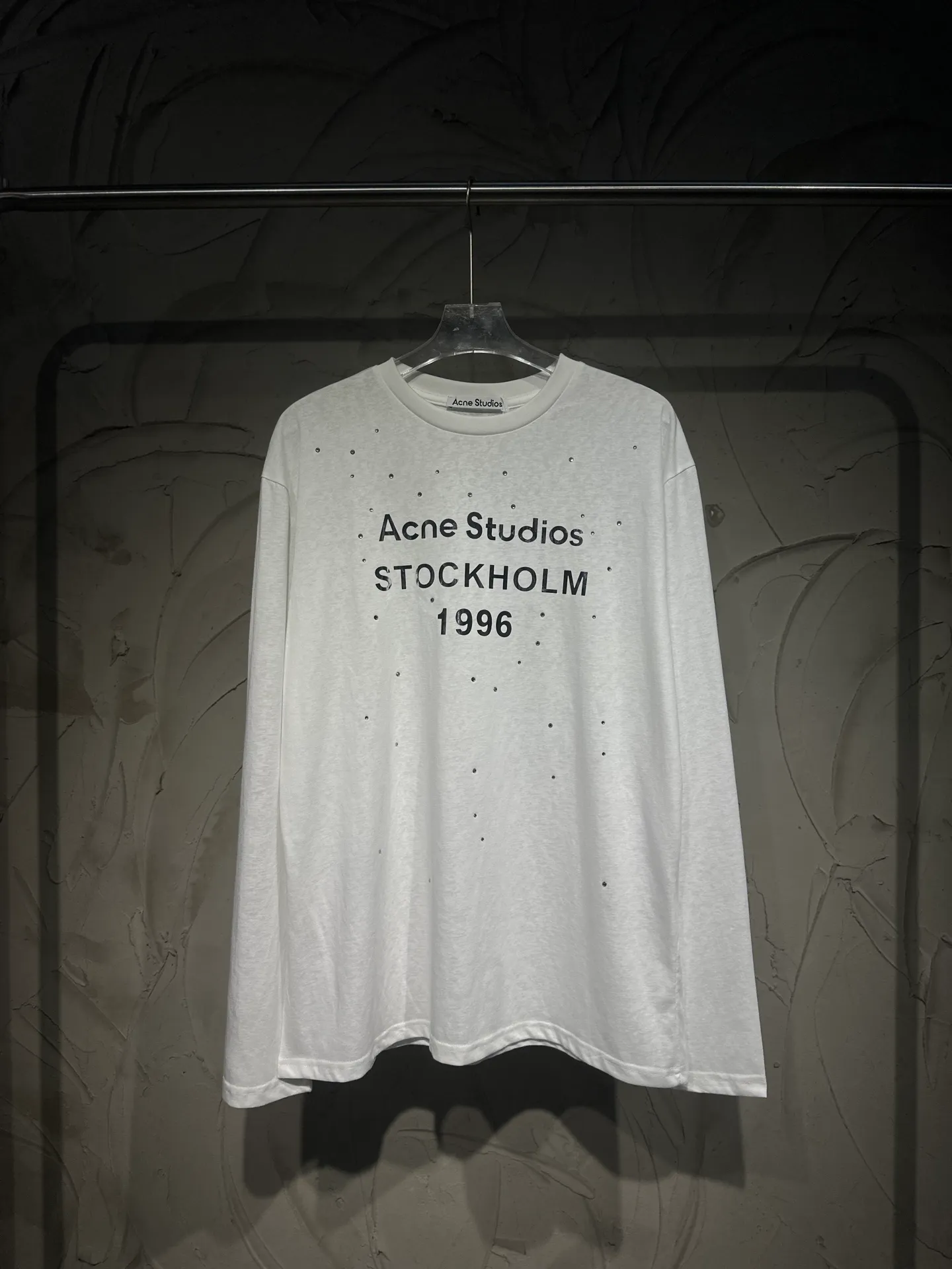 Acne Studios New Arrival North America Limited Laser Silver Silver Series Long Sleeve Hot Diamond T-Shirt Acne Studios Highest Edition Long Sleeve Series Long Sleeve T-shirt is one that you can’t help but love. The long-sleeved T os version is not picky. The snowflake cotton fabric feels soft and smooth and is not easy to wash. The fabric has been treated so it is stronger than the Quality counter. It can be used as sun protection clothing in summer. The same fabric as the original version is relatively thin. The feel and count are in place. The fried yellowing effect is cool. The printing effect is also in place. Details are online for comparison. 1 color and four sizes #long-sleeved T-shirt # #acne Color: White Black Size: S M LXL